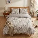 Double-King-Lorian-Lifestyle-2.webp