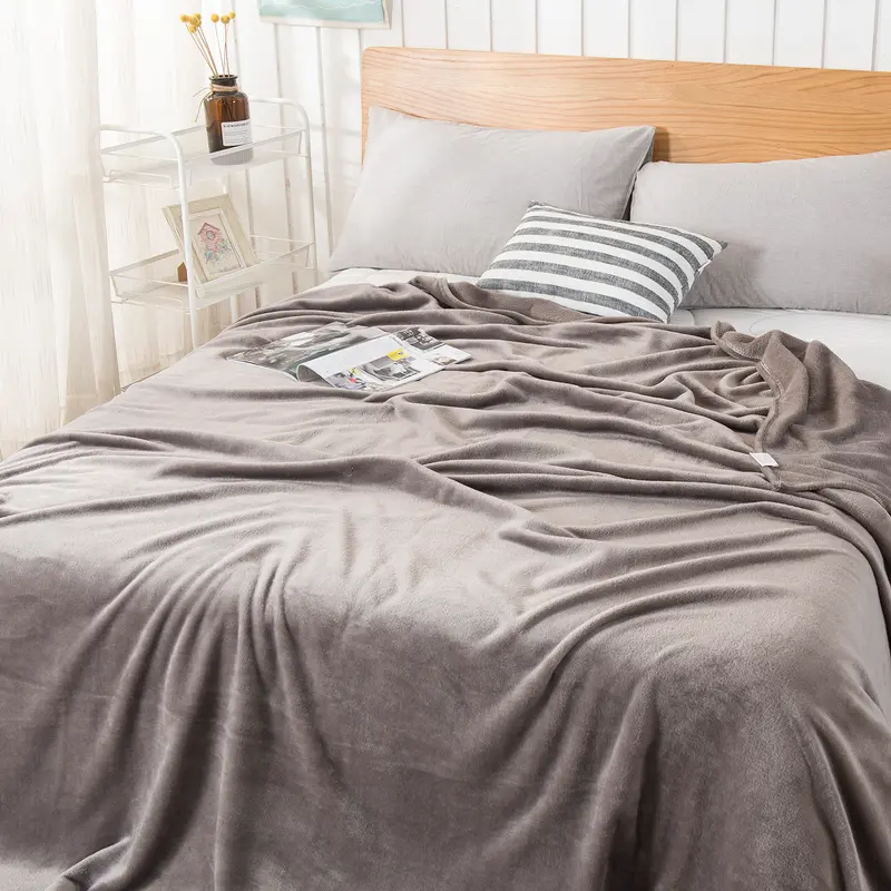 03_Scene_SingleLayerFleece_Gray_04.webp